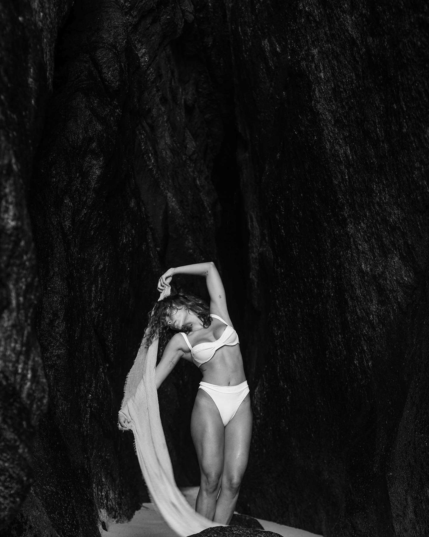 um corpo seco no sol
sal na boca
língua água clara
a palavra submersa
encharcada
o que é um corpo no mundo?
o Que ele diz?

quando duas mulheres se juntam pra festejar a poesia no corpo. Obrigada @olivianachle<br> @olivianachle