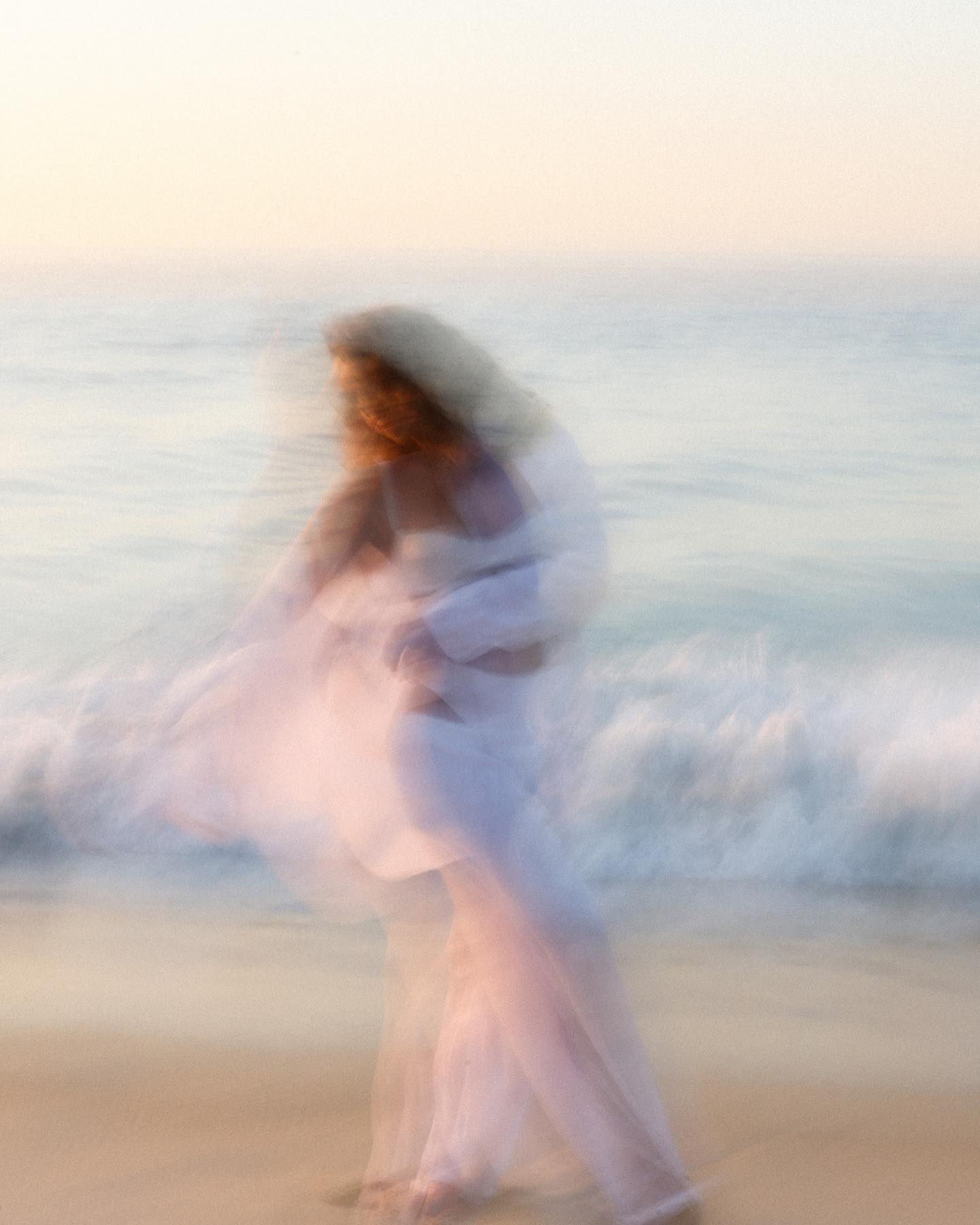 o corpo é o colorir desse existir.
é ele, teu, só teu.
pra rabiscar o caminhar, escrever com teus dedos, ser dançado com tua barriga, pra pintar o caminho por onde tu passa e poetizar cada dia da vida. como é o livro que você tá escrevendo?

bora movimentar essa cor?
agenda aberta pra
FLORIPA: de 23/01 até 04/02
SÃO PAULO: de 04/02 até 08/02
RIO: a partir de 08/02 até o carnaval chegar.

(ps: todas essas fotos foram feitas numa única sessão de uma hora e meia. da pra explorar uma hora toda nessa dança ⚡️)

!Brazil!<br> @olivianachle