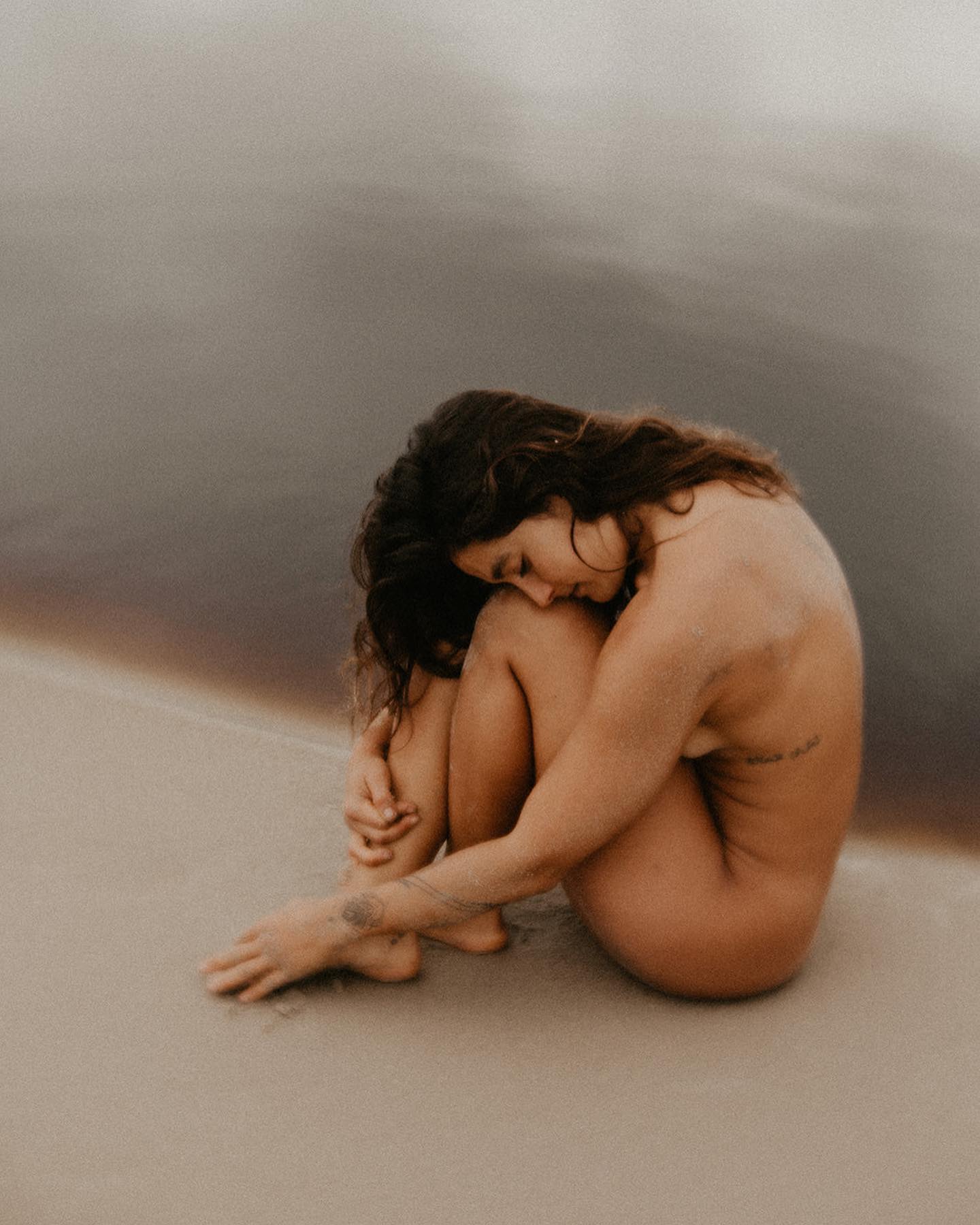 é dia de mulher,
como são todos os outros, dizemos,
mas ainda seguimos com medo de ser,
de vestir o que mostra o peito e a bunda,
por de deixar de vestir,
de entrar sozinha no uber quando o sono tá batendo,
ainda ouvimos a cada conversa com outras uma história nova
de alguém que foi abusada e a gente nem imaginava (não mesmo?),
ainda ganhamos menos pra fazer igual,
ainda vemos tantas mães solas e guerreiras,
ainda somos chacoalhadas com números insanos como:
um feminicídio a cada 6 horas
dois estupros a cada minuto
só no Brasil.

eu já não mudo mais de calçada, como fazia uns 6 anos atrás, pra evitar ouvir merda de homem.
eu tenho muito mais coragem de responder e olhar no olho deles quando isso acontece.
eu já tomo coragem de no carnaval sair com a bunda de fora,
e até ouso colocar uma parada transparente que mostra meu peito todo.
as conversas com a minha bolha me fazem acreditar que tem uma coisinha ou outra melhorando,
que nossa voz tá mais forte,
que tem uma união construída que traz coragem.
tenho respirado e sorrido pras meninas-mulheres de gerações abaixo da minha,
que tem uma força,
que tem uma sensibilidade,
que tem uma presença
que eu mesma só fui adquirir depois dos meus 25.

e ainda tem tanto,
tem infinito
que há de ser feito.

é uma batalha que tem frentes extremas,
que tem frentes sensíveis,
que tem frentes acadêmicas,
que tem frentes políticas.
é uma batalha que vem pela dança e pelo sangue e pela poesia,
que vem pela força,
e pelo palavrão.
e que cada frente dessa,
siga,
no teu movimento.
essa é mudança que só vem
porque vem de vários lados.

daqui, celebro todas em volta
que tem a coragem de serem,
de se despirem,
de assumirem teus corpos,
tuas forças,
de me olharem no olho e me lembrarem:
solas, mas nunca sozinhas.

que essa força seja eterna.

fotos: eu pela @jodiplumbleyphotography ,
cobrindo meus peitos pq senão o Instagram deleta minha conta.<br> @olivianachle