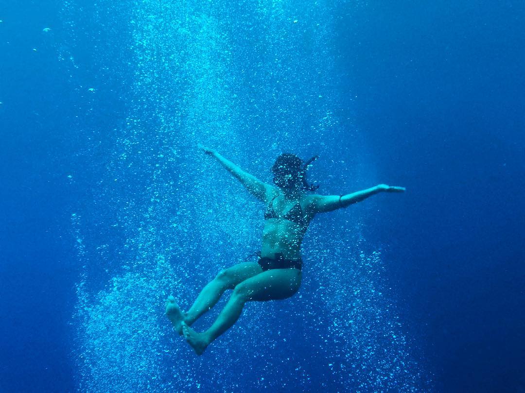 I was 11 years old when my dad took me to scuba dive with him. in our first dive, I was fascinated with the bubbles that came from the tank and I remember that I really scared him because he couldnt find me while I was 'playing' with his bubbles, diving over him. a few years later and I realized that the closest that I could get to meditate was scubadiving, surrounded by water and controlling and paying attention to nothing, but to my breath. last year, I took my freedive course and, one more time, got fascinated by the power of the body and the incredible capacity of getting over our limits. 
well, this photo, @_ollygray took 2 days ago, in Amed. I was freediving and playing with the scuba bubbles. 
mother ocean, I love you! .
.
eu tinha 11 anos quando meu pai @niltonnachle me levou pra fazer curso de mergulho. no nosso primeiro mergulho, eu fiquei fascinada com as bolhas que saiam do tanque de ar. lembro que ele não conseguia me achar porque eu tava muito entretida nadando em cima dele e brincando com as bolhas. uns anos depois, fui me dar conta que o mais perto que eu consiguia chegar de meditar era scubadiving, cercada de água salgada e prestando atenção em nada, mas na minha respiração. ano passado, fiz meu curso de apneia e, mais uma vez, me vi fascinada pelo poder do corpo e da nossa capacidade de superar os nossos limites. 
bem, essa foto, o @_ollygray tirou dois dias atrás, em Amed, enquando eu mergulhava em apneia e brincava com as bolhas dos scubadivers. 
mãe mar, eu te amo! @olivianachle