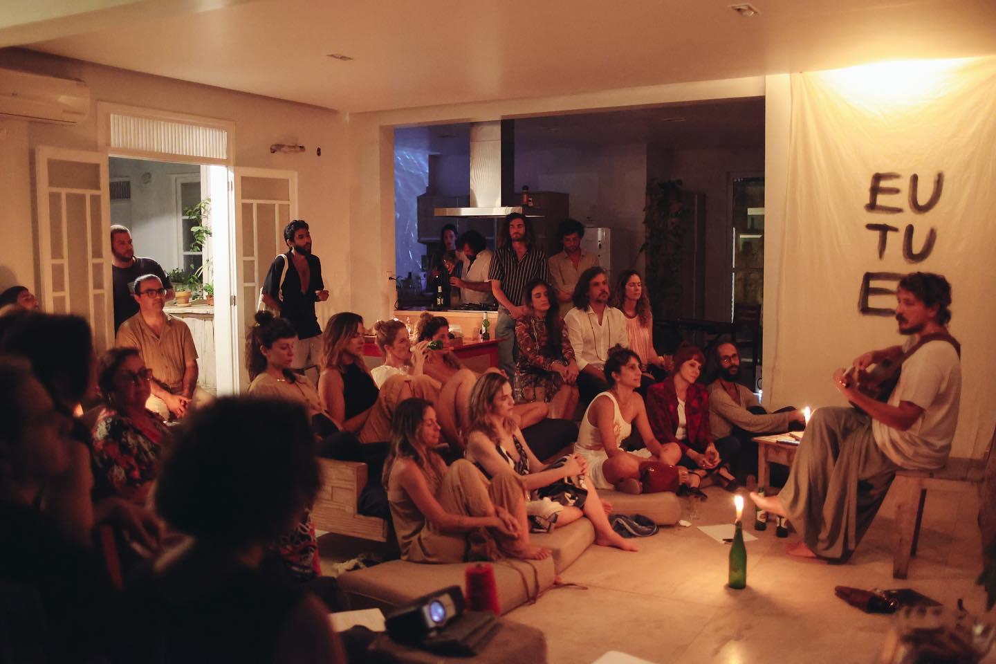 uma noite guiada pela música e poesia de @felipehabib , que propõe um mergulho na profundeza que existe em se conhecer através de outro,
com um menu de três etapas criado por @mari__puttini , com alimentos orgânicos do @brotorural e pães de fermentação natural do @joaopadeiroeco ,
projeções de filmes de @olivianachle e
@stellaartoisbrasil gelada.<br> @a__casulo