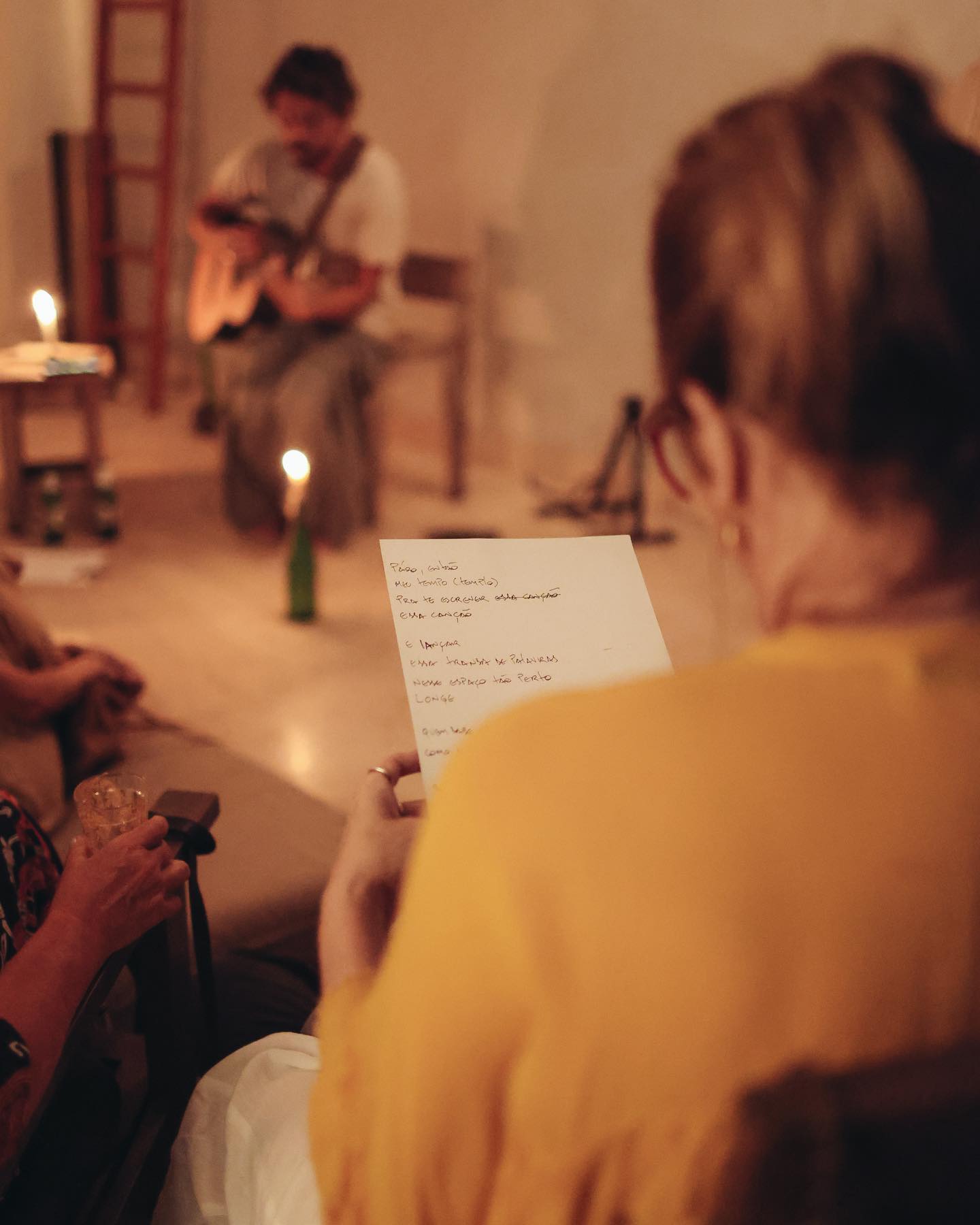 o casulo EU TU EU nasceu do encontro das energias criativas de @felipehabib , @mari__puttini e @olivianachle .
Eu e Tu e Eu é um espetáculo criado por Felipe, que reúne músicas autorais, poesia e performance. é um convite à presença que nasce do encontro de si pelo outro. nós, da Casulo, nos unimos ao seu repertório, criando uma experiência ainda mais sensorial àquela que o artista já trazia.<br> @a__casulo