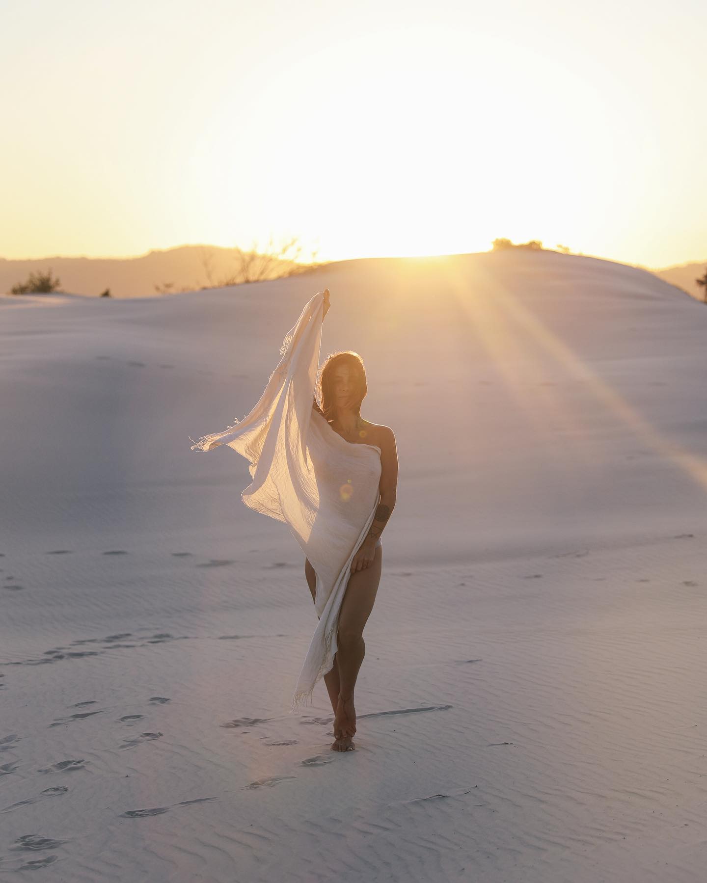 (somos)
grãos de areia
voando nesse infinito,

(nos) encontrando,
e dunas sendo
.
grãos inteiros
dançantes
que todo dia sentem o gosto diferente
do beijo do sol,
nunca igual.

grãos de areia,
voando
e sendo terra. tudo ao mesmo tempo.
..

um pô do sol ~qualquer~
com @michsander @mumumotta

!Florianópolis, Santa Catarina!<br> @olivianachle
