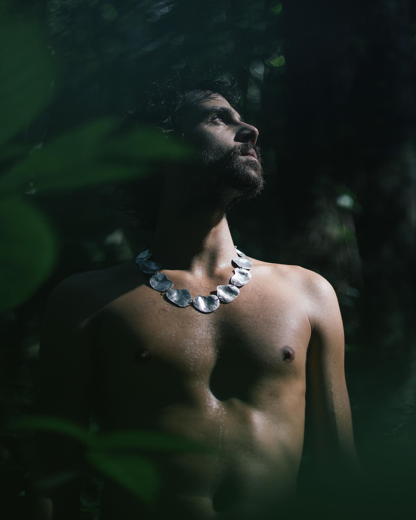 “Olivia, a gente tá com um projeto novo e pensamos que vc seria a pessoa ideal pra tocar ele”.
esse é o tipo de mensagem que me alegra a alma quase no instante.

a ideia era diversificar o conteúdo da @mundoisla .
em vez de uma única campanha grande,
mini campanhas,
que eu produziria, executaria e entregaria.
aos meus olhos,
era um convite pra passar um tempinho de qualidade com gente que eu amo,
enquanto eu tirava umas fotos deles nos seus habitats naturais,
com umas joias maravilhosas dando um brilho a mais.

de sobra, elas me convidaram pra escrever sobre cada um deles.
e, no fim, fiz um filmezinho contando dessa paixão que eu tenho pelos encontros dessa existência.  
aos poucos, vou postar um pouco mais de cada um desses registros especiais com cada um desses humaninhos que eu amo e que brincaram comigo nesse projeto tesudo que a gente chamou de GENTE.
por hora, uma fotinha de cada e no último slide o filmezinho que fiz. (ops, o vídeo tá cortado, mas é só ir ali no último post antes desse que tu vê ele inteiro)

me conta o que achou? :)

grata pela presença deliciosa
@lealvicente
@simonealbado
@deccochaves
@jbrilho
@hsims11
@helena.ulla
@terezamonnerat

e pela confiança no meu criar
@luizabellizzi e @anajacob<br> @olivianachle