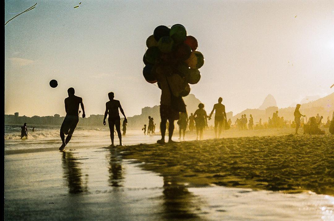 saudade de ficar na praia até não ter mais sol, de ouvir "olha o mate e bixcoito globo" de 2 em 2 minutos, de não ter espaço pra andar na beira da água porque tem infinitas rodas de altinha rolando...
#rio 3/3 @olivianachle