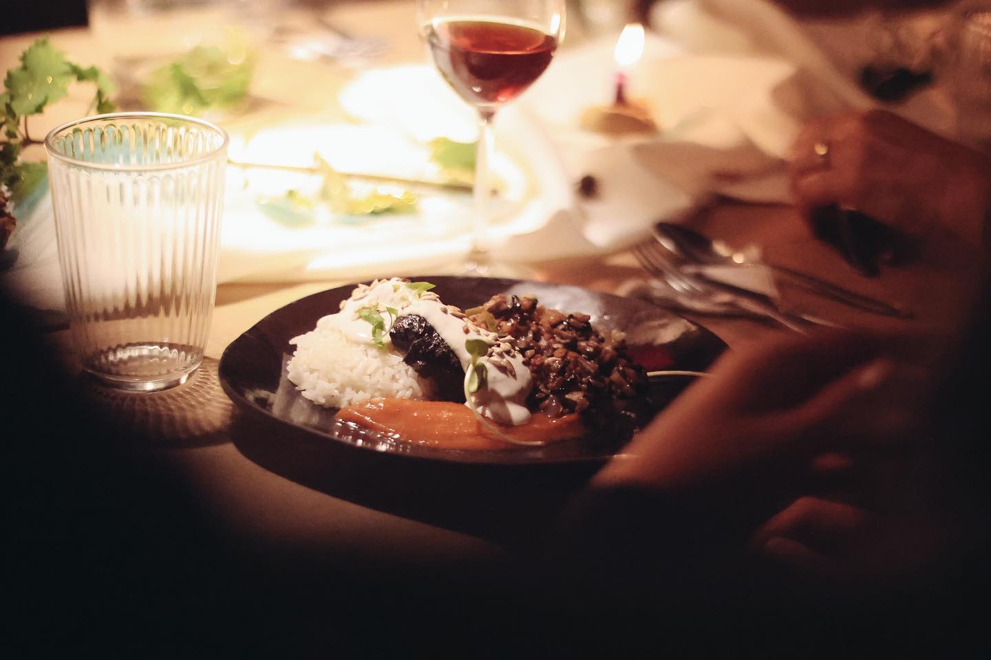 MAGIA foi uma experiência que rolou dia 02/06, no @cumbuca__ em Florianópolis,
pra resgatar e inspirar e encontrar o mágico que existe em volta, visível e invisível aos olhos.

um menu completo vegano e orgânico, pensado pela chef @docesvivos, com alimentos reunidos de pequenos produtores pela @atenda.organicos ✨

a entrada foi uma representação da Ilha do Campeche,
feita de queijo de amendoim germinado e fermentado, recheado com pessegada orgânica + creme de inhame com clitória+ sagu de manjericão + barquinho de nori

o prato principal foi inspirado na magia que nasce do encontro de grãos sozinhos,
trouxinhas de grãos, tofu e cogumelos + creme de castanha de caju fermentada + chutney de tomates

a sobremesa foi uma torta de chocolate bean to bar 65% com batata doce favo de mel + kinkan caramelizada + castanha de caju caramelizada com gergelim.

!Cumbuca Cozinha Coletiva!<br> @a__casulo