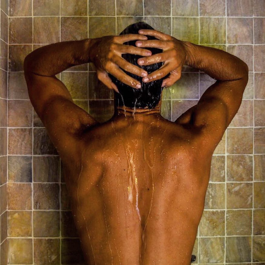 Una tarde de desnudez, a media luz, y el agua libre...recorriendo lo que somos.
La vida está esperándonos en lo sencillo ✌🏼 @olivianachle