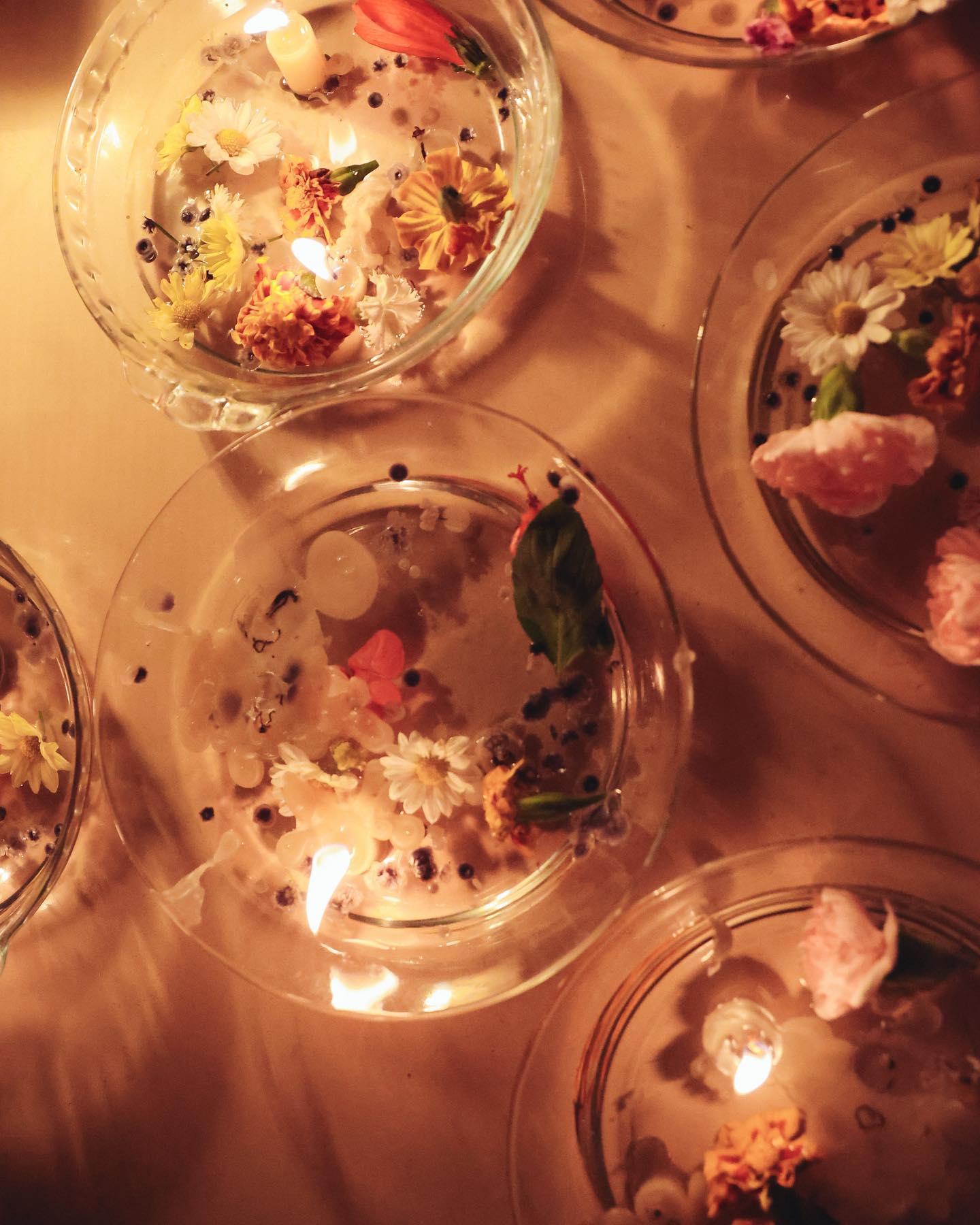 “é lá no casulo que a asa nasce,
desse encontro de tempo e espaço,
numa crisálida que aconchega e aperta e
que precede a liberdade de voar”

Direção criativa e fotografia | @olivianachle
Cozinha e direção de arte | @mari__puttini
Arte e projeção | @laurafragosoc
Arte | @zetepedino
Música ao vivo | @somemvento (@diogoacostasax , @laura.de.castro , @bokareis , @ricardo_rito__ )
Produção | @quentalm e @barbaramenchise
Assistente de cozinha | @_lucianaaguimaraess
Assistência | @ronaldo.brilhamuito
Cinematografia e diretor de luz | @andrehawk (@meduzzafilmes )

@stellaartoisbrasil ✨<br> @a__casulo