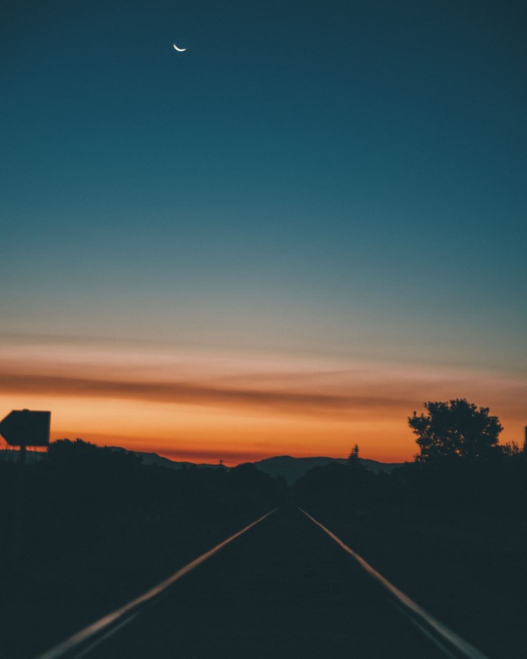 que é o tempo? 
tempo é agora. é eternidade de segundo que se perde no meio desse todo tão infinito, tão cheio do que já foi, tão vazio do que tá por vir. é o poder de sentir. de estar. de ser. 
é sussurro no canto do ouvido: você tá aqui e agora? 
não tem espaço pra viver metade. pra sentir metade. viver inteiro é entender como apreciar o tempo.
.

what's time? 
time is now. it is the eternity of seconds that loses itself in the middle of all the infinite, which is so full of what has already been and so empty of what's to come. it is the power of feeling and being. 
it's a whisper in the corner of your ears: are you right here right now? 
there's just no space for living half or for feeling half.
living fully is understanding how to appreciate time. @olivianachle