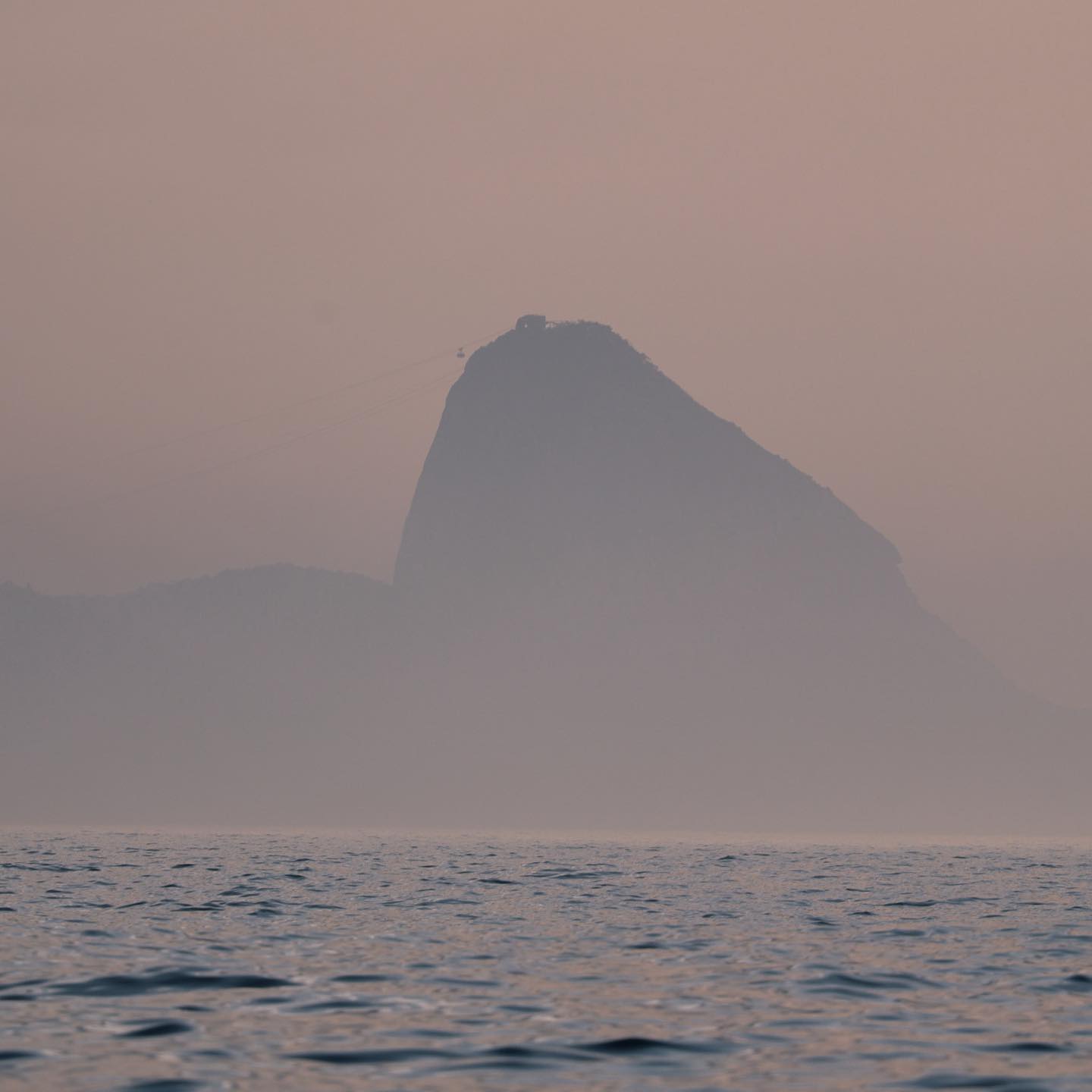 é no oceano onde encontro todas as partes de mim.

uns meses atrás, nas águas de casa, com @nas_mares ,
ouvindo o sussurro dessas águas que conectam o planeta todo, enquanto observávamos os animais mais legais do mundo se apresentarem.

gracias @ju_nas.mares por sempre me levar pro mar e expandir meus horizontes

!Rio De Janeiro!<br> @olivianachle