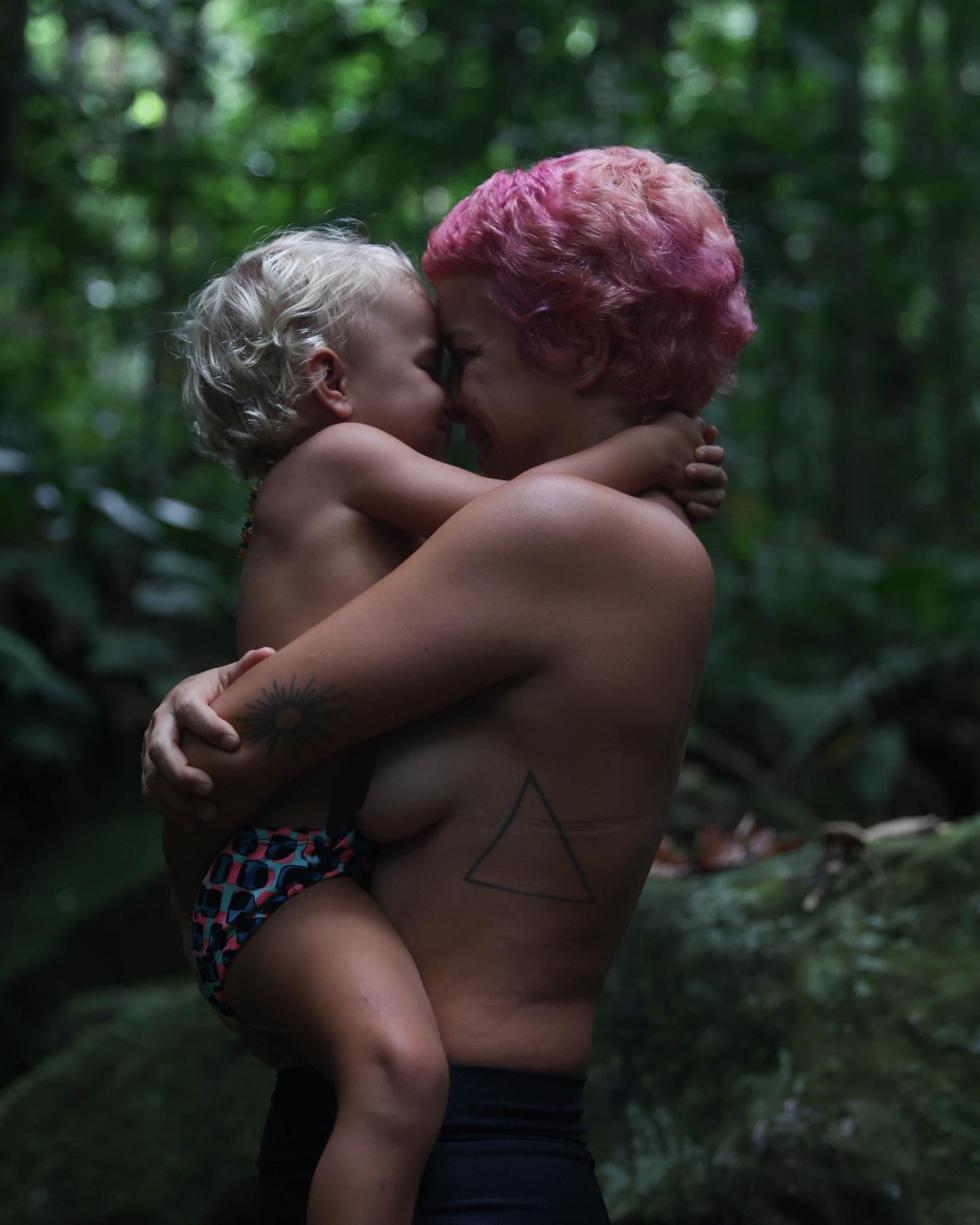 presenciar o encontro mais fundo de almas
nesse aqui,
agora.
amor sem camadas,
tão oceano,
tão transparente,
que ver é tão como sentir.

@___sofiamaria___ e Mouá, minhas sereias da mata,
infinito grata por me permitirem eternizar esse encontro
✨

!Rio de Janeiro, Rio de Janeiro!<br> @olivianachle