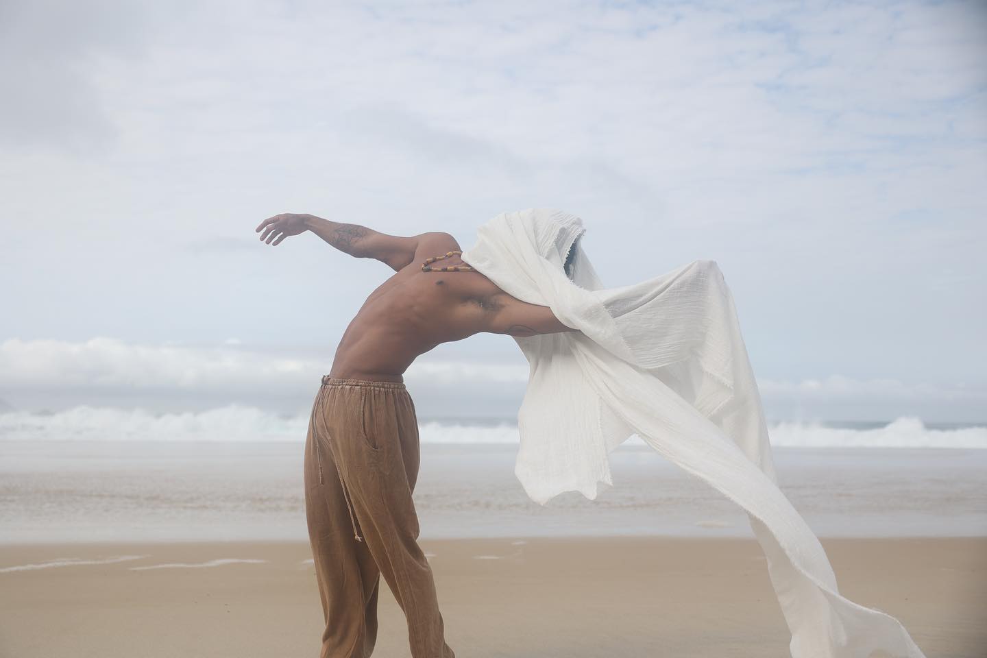 de vez em quando vem da força do mar,
quiçá da água que corre forte na cachoeira,
e do caminho verde que se abre no mato,
vem do fundo da terra,
e da brisa e da tempestade,
de um respiro fundo e de olho no olho.
vem de vários lugares.
e eu acho
tão
mas tão
lindo
ver observar enxergar sentir fundo
quem consegue trazer toda essa força
pro corpo.
e dançar com ela.

@luzreverbera causa do arrepios nessa criação de em 10 minutinhos que rolou outro dia ✨<br> @olivianachle