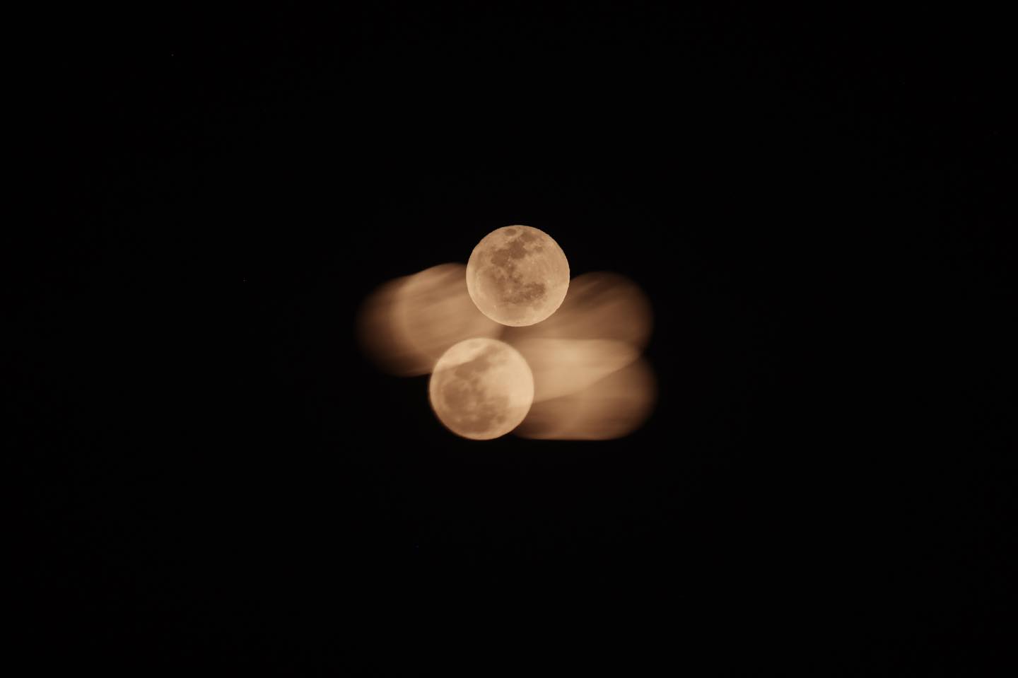 depois que passei a prestar atenção nos movimentos da lua,
tudo que eu conhecia
passou a ser
mais inteiro.

dois momentos da mesma lua, em agosto,
pequenina em Abrolhos,
e gigantesca na Chapada dos Veadeiros.

duplas exposições e movimentos,
disponíveis para venda, em Fine Art.<br> @olivianachle