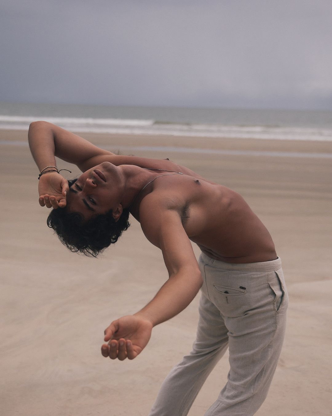 @argolloluan onde lhe é raiz é bonito demais ๐๐ด
.
.
deixa que corra vivo, alegre, feito criança quando chega na praia,
que a linha do horizonte
fale a língua que
tua alma
entende.
deixa que a brisa quente se apresente
na doçura que vem do sal do mar.
deixa que a trilha sonora seja a do
olho no olho,
que move tanto e faz
as folhas do coqueiro
dançarem.
porque quando tu deixa,
teu corpo transborda a arte que é.
e daí tudo vira infinito.
!Ilhéus - Ba!<br> @olivianachle