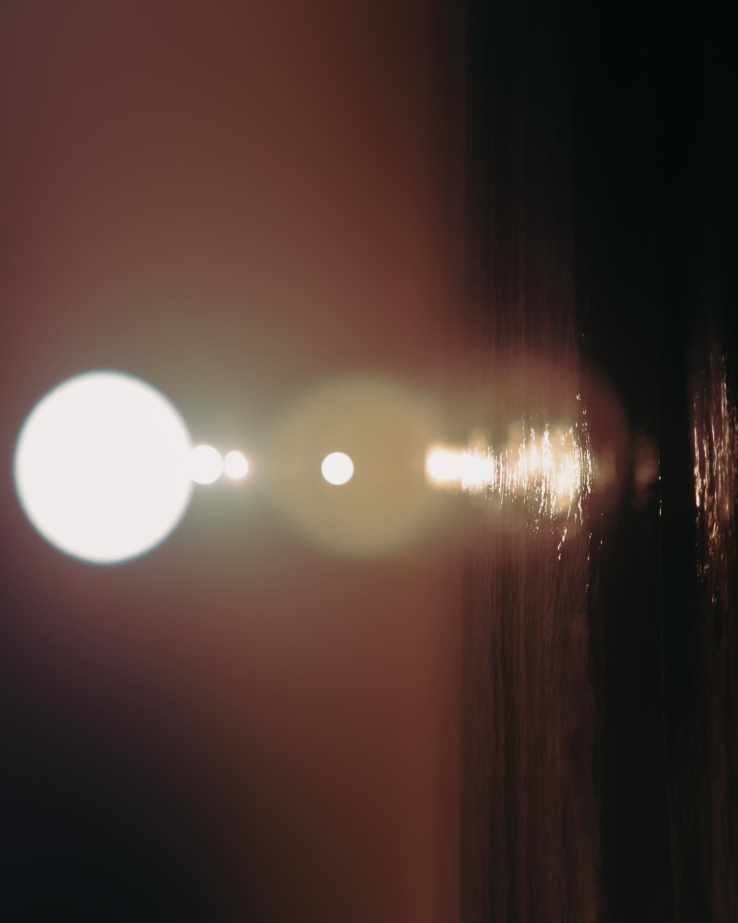 transbordar é coisa que quando vem, vem com tudo. é ser tomado por uma inteireza que é raiz e asa ao mesmo tempo.
não dá espaço pra dúvida. faz com que o corpo entre em uma sintonia que ele simplesmente sabe quando é hora de ficar, quando é hora de ir. se é na direita ou na esquerda que mora a fluidez.

os sussurros tão sendo bem reconhecidos. são melodias cantadas no canto do ouvido.
a alma se faz presente em sinais abruptos, que chegam a ser engraçados de tão perfeitos.
“o roteirista dessa história é maneiro”, já pensei.
eis que, tcharan,
o roteirista da nossa história somos nós mesmas!
e que gostoso que é conseguir olhar pra realidade que minha alma sussurrou, meu corpo comunicou, minha mente seguiu - e ver quer tem muito sonho pra ser construído, mas que o presente já é maneiro pra caramba.

esses vinte dias pela Califórnia que precederam meu aniversário
me trouxeram a certeza:
o caminho é o
presente consciente.
e é muito poderoso estar vivo
aqui
e
agora.

agradeço de coração a todas as energias TÃO preciosas que me foram enviadas. tirei horas pra sentar com elas, foi arrepio atrás de arrepio e lágrimas deliciosas que me abraçaram! a gente cria a nossa realidade, mas eu sou muito sortuda e privilegiada em ter tanta gente incrível em volta. só agradeço fundo <3<br> @olivianachle