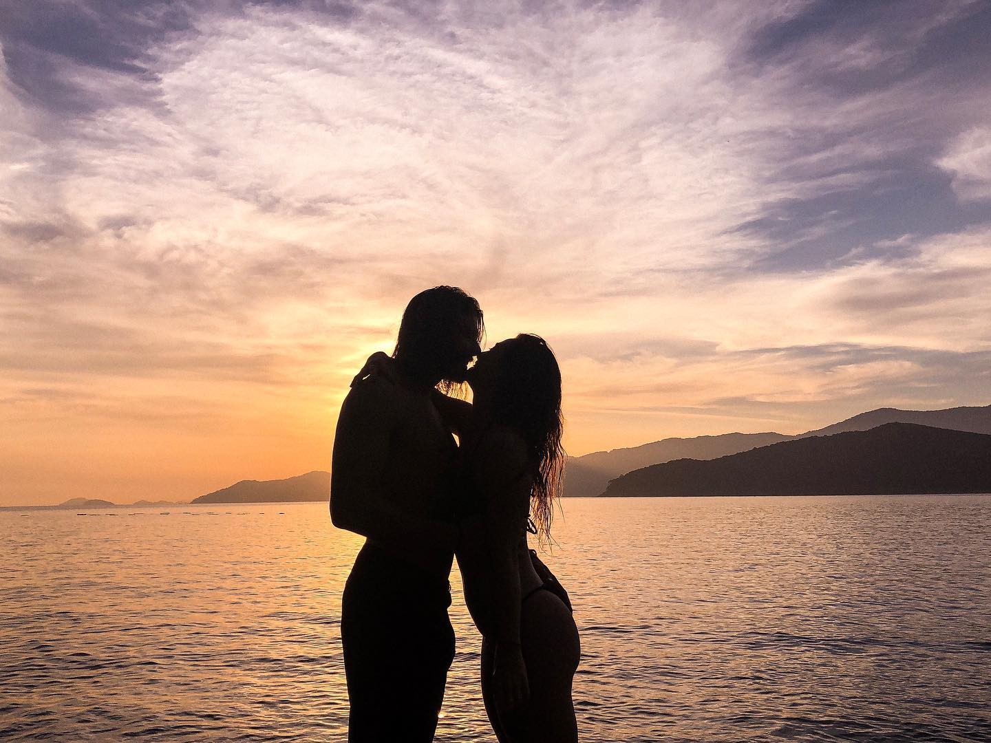 remember to feel. it doesn’t matter what feelings they are, good or bad, just feel them. allow them to come, to be there, and then, let them go in their own time. it might not make so much sense immediately but after a while, you understand it all :)
this life that we live, without a full time job, without a constant income and full of uncertainty is not that easy. but we have chosen to deal with the ups and downs with our hearts open for the learnings and with our minds connected to our purpose :) and things flow 🌀
.
.
#fluidays @olivianachle