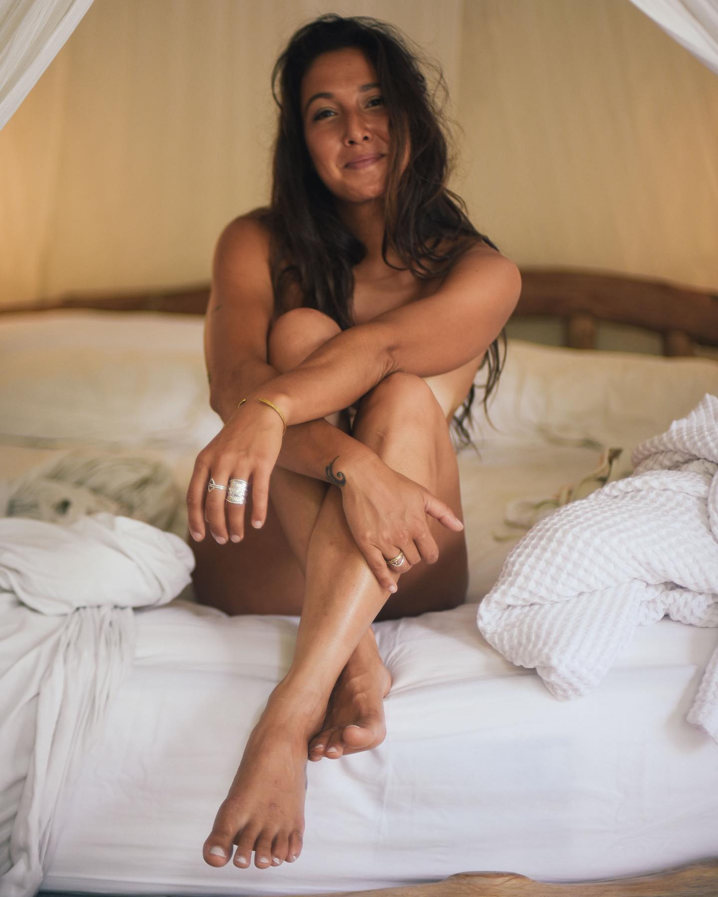 a fotografia me ensina a olhar com outros olhos. a olhar fundo nos olhos. a enxergar quem está na minha frente com amor, com empatia, com carinho. a fotografia me ensina todo dia que eu sempre posso escolher como vou olhar pra vida.
vou estar em Santo Antônio do Pinhal nos dias 8 e 9 e SP dia 10! bora fotografar :)
.
.
photography teaches me to look with other eyes. to look deep inside the eyes. to see who is in front of me with love, with empathy, with care. photography teaches me every single day that i can always choose how i’m going look at life. @olivianachle