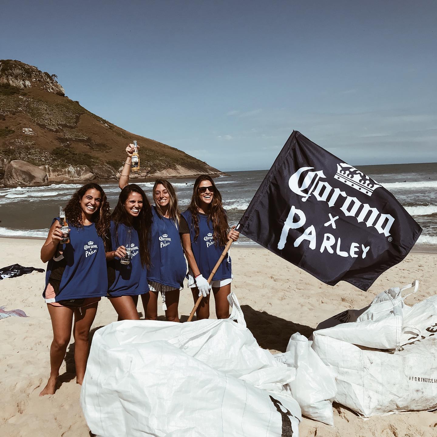 For the oceans 🌊
Mais uma ação de limpeza linda!
Interceptar. Mais do que catar o lixo, estamos revendo também nossos hábitos ao encontrarmos tantas coisas, que chamamos de lixo, perdido em meio a natureza. Coisas que fazem ou fizeram parte dos nossos dia a dia. E assim vamos entendo como também podemos evitar que aquilo chegue ali.
A limpeza nos abre a mente, mas também serve de exemplo pro outro. Pra mostrar que tudo começa por nós mesmos!
Do micro ao macro!
Grata @ju_nas.mares por despertar em mim tantas coisas boas! Você não ta na foto, mas tua energia ta presente em casa elemento dessa imagem ✨
Grata @corona e @parley.tv por ser!
E grata minhas companheiras de missão @claudinhagoncalves
@evelinneves
@barbararizzeto
@olivianachle
@smallriders.surf
#ForTheOceans
#listentotheocean @olivianachle