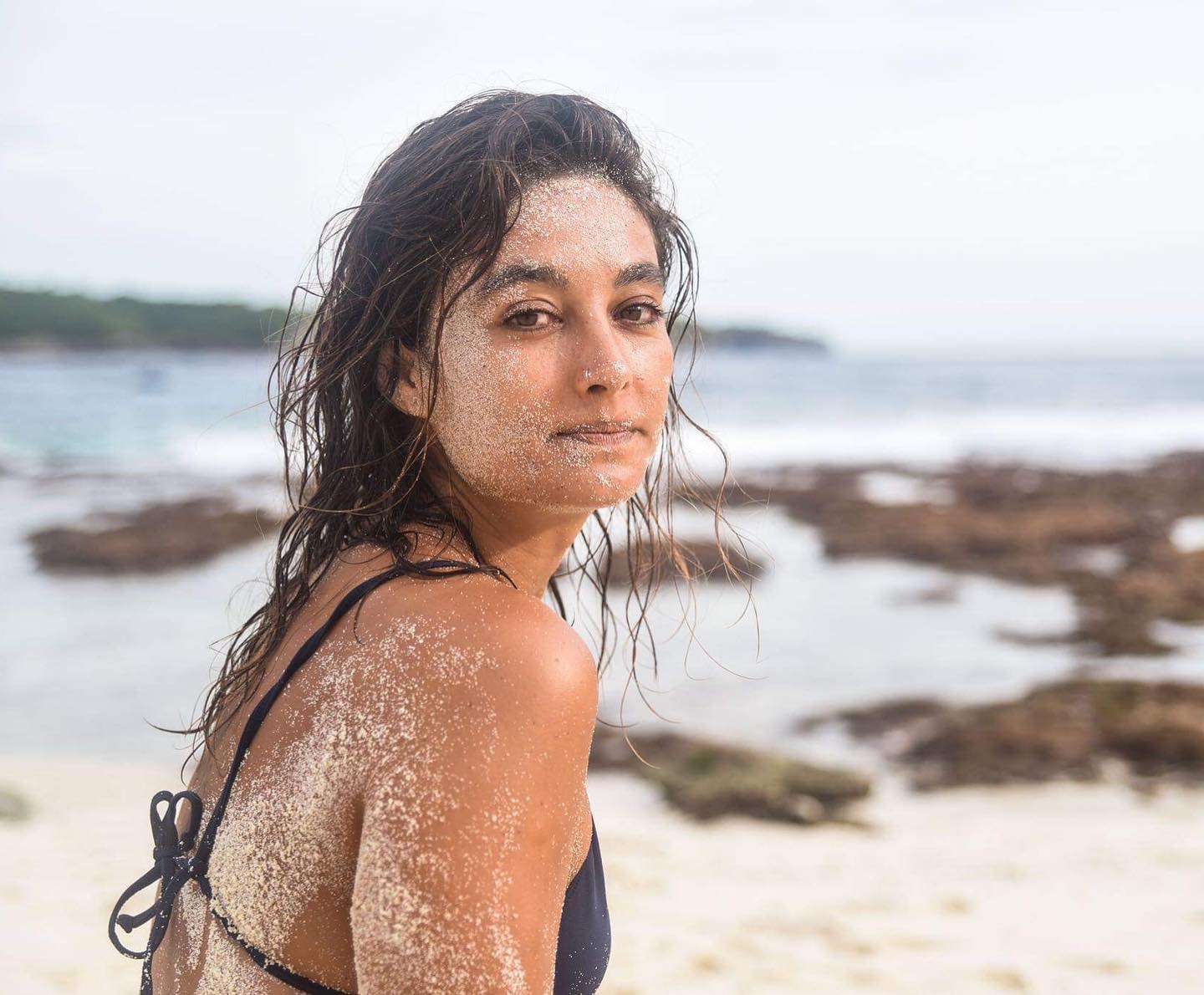 agradeço por cada pingo de inspiração. por cada plano que não saiu como planejado. por cada sombra que me assustou pra mostrar a luz que tinha lá. agradeço por cada serzinho de luz que cruza meu caminho pra me tocar e me ensinar. agradeço por cada sorriso e por cada lágrima. por cada certeza e por toda incerteza. por cada sussurro que vai me guiando. agradeço por sentir tanta vida e o tanto que existe além do que os olhos podem ver :) .
.
i’m grateful for each drop of inspiration. for each plan that have changed. for each shadow that showed me the light behind it. i’m grateful for each light being that have crossed paths with mine to touch and teach me. for each smile and each tear. for each certain and all that uncertain. for each whisper that guides me. i’m grateful for feeling so much life and so much more that exists beyond what the eyes can see :) @olivianachle