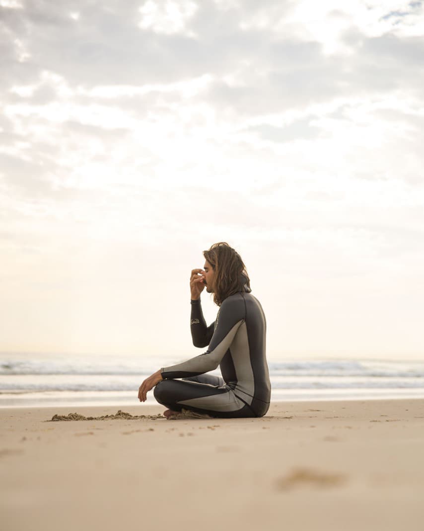 Respirar pode te levar pra dentro de você.
A gente respira o tempo todo, mas não presta atenção no poder que isso tem. A respiração pode curar, desestressar, ativar hormônios, mudar humores, relaxar e conectar. -
Entender o que tá por trás desse processo, tão simples e tão complexo, pode abrir uma porta muito interessante pra se entender. -
O método Wim Hof é uma forma poderosa de apreciar a respiração.
-
Serão 30 minutos de prática que ativam o corpo todo e te levam pra um lugar só seu -
Amanhã às 9h, na praia da Macumba, em frente ao Posto 12. @olivianachle