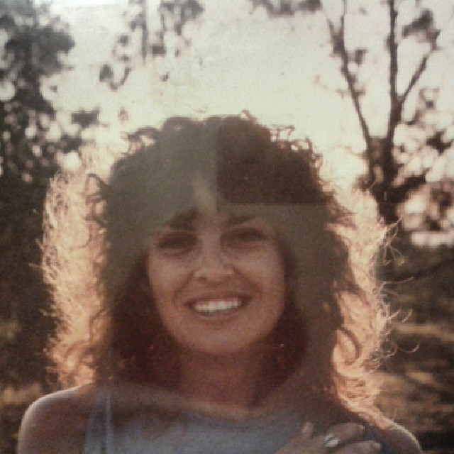 É que mesmo sem saber nada da vida e do que ela reserva, ter certeza de que existe esse amor já é suficiente pra todo um infinito
Feliz dia das mães e obrigada, muito obrigada!
(A mancha preta é meu reflexo no porta retrato. Isso diz muito também) @olivianachle