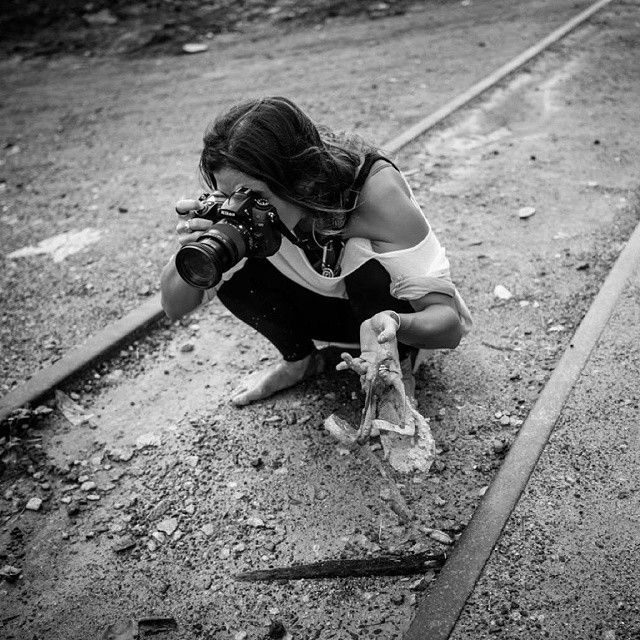 Recife. Por aí, passava um trem. Do outro lado, 3 campos de futebol. Tudo virou lama (vide meu chinelo), pra dar espaço a uma estrada que ligaria ao estádio. Claramente, ela não ficou pronta. 
Foto: @caneparitilidie @olivianachle