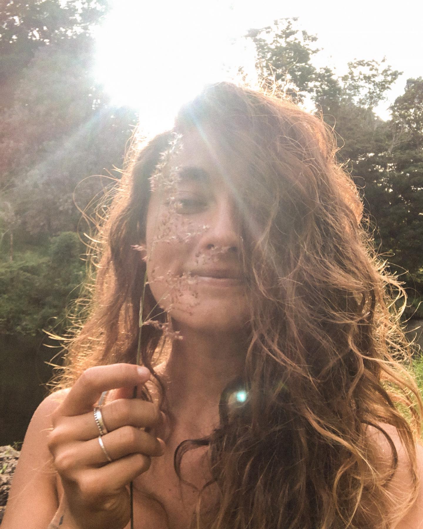 entro nos meus 30 sabendo quem eu sou. sabendo como escutar minha voz interna. como escolher viver a vida que é conectada com minha luzinha mais profunda.
sentindo uma gratidão profunda por todos os privilégios que tive que me possibilitaram mergulhar fundo em mim mesma e entender um cadinho mais sobre o quão preciosa é essa oportunidade de se estar vivo.
minha alma sorri por ter tanta luz em volta de mim. por eu ter tantos seres de luz e tantas conexões tão profundas com tantos seres de luz. minha existência é recheada de sentido porque cada um desses serzinhos me lembra o quão real e possível é ter os pés aterrados nesse mundo material e a alma conectada com esse todo tão poderoso. eu tenho em volta de mim as pessoas mais incríveis, mais poderosas, mais conectadas e mais criativas. e elas me fazem ter a certeza de que o futuro positivo existe, sim, e ele já começou.
entro nos 30 mais otimista e forte do que nunca.
sou entregue.
confio.
agradeço. demais, demais, demais. .
.
.
i enter my 30’s knowing who i am. knowing how to listen to my inner voice. how to choose the life that resonates with my deepest light.
feeling the deepest gratitude for all the privileges that i had and have that allowed me to dive into myself and learn a tiny bit more about how precious is this opportunity to be alive.
my soul smiles for having so much light around me. so many beings of light and so many deep and real connections with them. my existence is fulfilled with meaning because each of these people remind myself of how real and possible it is to have the feet grounded in this material world and the soul connected to the whole, so powerful yet mysterious. i have around me the most incredible, powerful, connected and creative people. and they make me be sure that a positive future exists. and it has already started to happen.
i enter my 30’s more optimistic and stronger than ever.
i am surrendered.
i trust.
i am grateful. so so so much. @olivianachle