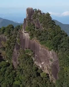 (nunca fiz um “”dump”” mas esse agosto mereceu)

foi um mês todo, do topo da montanha de mata atlântica em casa, pro meio do oceano, daí pro cerrado, e depois pras areias baiana.
três retiros especialíssimos que eu tive a honra sem fim de registrar.

corpo cigano esse meu que se mexe
-e mexe mexe mexe-
pra minha alma livremente achar seu espaço.

movimento tem se mostrado também mergulho
pra dentro e pra fora, tudo junto,
em lugares que só são acessados quando a gente permite sentir tudo, sentir fundo,
ser sentir.

em cada mergulho
vou sozinha na minha própria apnea cheia de magia,
mas sempre estou muito rodeada de vários outros seres humanos que também estão acessando profundezas que são suas é só suas, com coragem, com o coração aberto.

saber que existem mais e mais pessoas que estão abrindo seus peitos e enfrentando todo o medo, as sombras, as dores que vem nesse processo de ganhar um pouco mais de consciência sobre si é realmente algo que me faz acreditar que o futuro da humanidade ainda pode sim, prosperar.

porque quando a gente se abre, o universo trata de mandar o que a gente precisa pra lembrarmos do nosso papel nesse planeta, aqui e agora.
(e se abrir, meus caros, ah,
esse processo pode ser leve e delicioso)

gratidão do tamanho do céu
às que organizam jornadas tão incríveis e que confiam no meu olhar pra registrar toda essa magia:
em Abrolhos com @seamadeproject @marianazavits,
na Chapada dos Veadeiros com @yawajourneys na @terrabooma,
em Caraiva com @viva_la_vidya @mayyaratavares @brunafraggatta @tatavalentim<br> @olivianachle