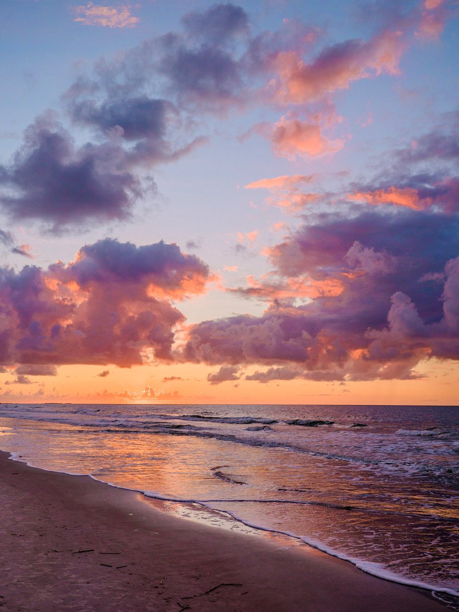 Sunrise on a Sunday ☀️ https://t.co/5g4oCsLGqW

@nev_in_color