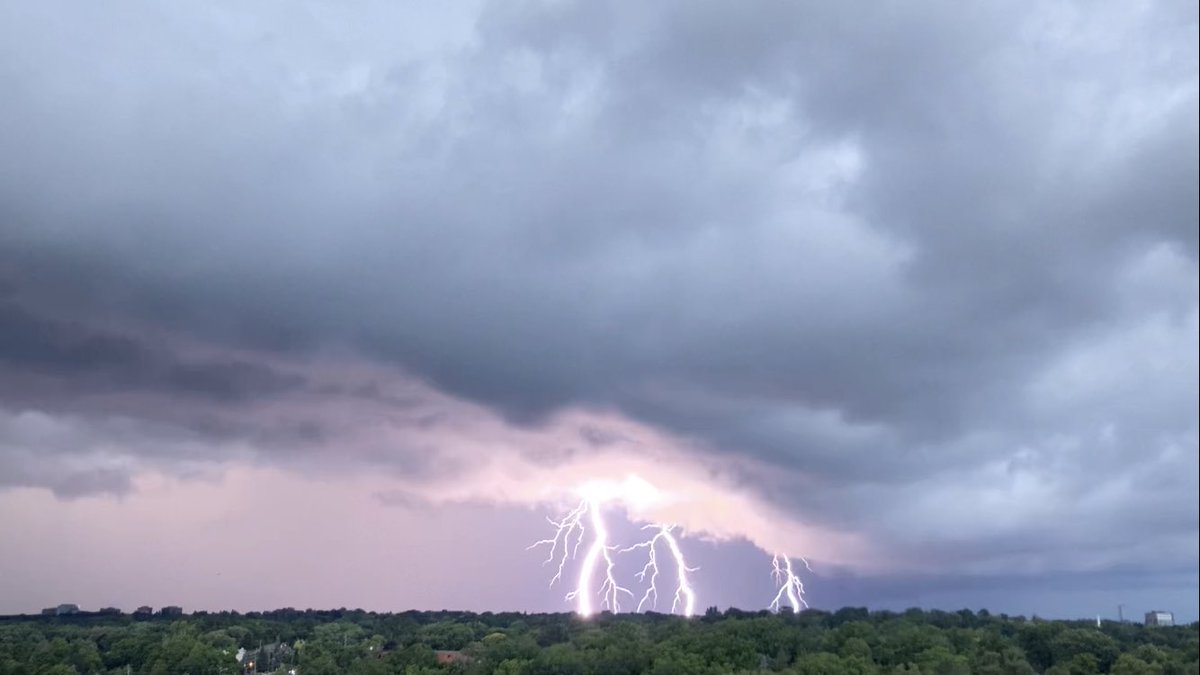 Lighting strike over Brampton Ontario, from South Etobicoke #onstorm #TheWeatherNetwork https://t.co/Rutzj73PAB

@AfterHoursDavid