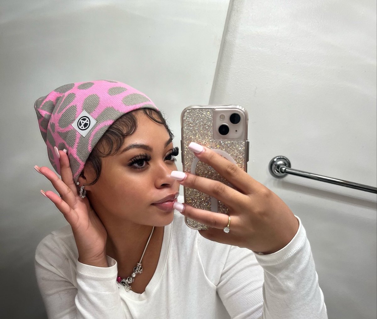 Lol tucked all my hair in the beanie it’s giving bald head https://t.co/mogxl2bTRG

@d0llfaceheav