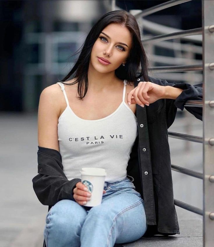 Uzaktan sevdim usul usul 
içimde fırtınalar koparak,
sessizce özledim.
Gözlerim akarken damla damla,
yüreğime bir hancer gibi ateş düşüyordu.
Sen görmesende,
 duymasanda 
çok özledim...
#Queen https://t.co/T5uCFdl90y

@CihadAlperen