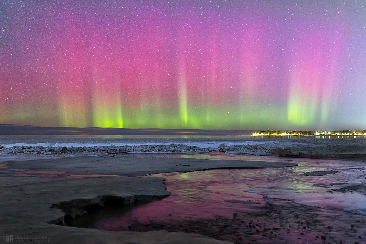 Last night, just before 10pm, an exceptional display of aurora ascended pink pillars over the lights of the Port Elgin Harbour located on the shoreline of Lake Huron in Ontario Canada.   #northernlights #auroraborealis @TamithaSkov @jasonoyoung @NightLights_AM @StormHour https://t.co/cE2HtqHvXy

@scottrockphoto