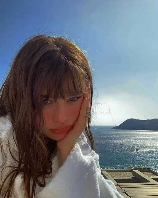 Aslında kaçmaya bahane arıyordun.
Biliyorum Senin için sevgi hep yalandı.
Bizim için güneşi ararken
Sen kayboldun.
Ve hala yoksun...
#Queen https://t.co/pvYwi8XULa

@CihadAlperen