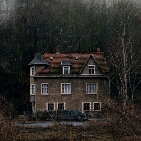 haunted house. https://t.co/WFwldR2Ka6

@gIoomyweather