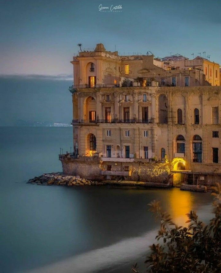 Ai piedi della collina di Posillipo, sullo spigolo di terra affacciato sul golfo di Napoli..Palazzo Donn’Anna
..adagiato nel più bell’arco di mare e calato nell’atmosfera placida e seducente..dove si mimetizza e che lo involge da secoli.

#ArteSvelata
#CasaLettori https://t.co/r2SkTZPCRd

@Dida_ti