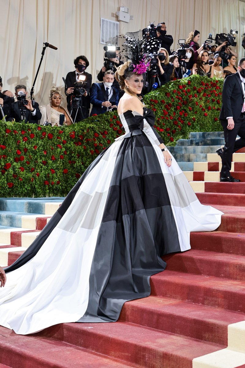 And just like that, @SJP steals the spotlight once again. #MetGala https://t.co/pvXY0pN2BB