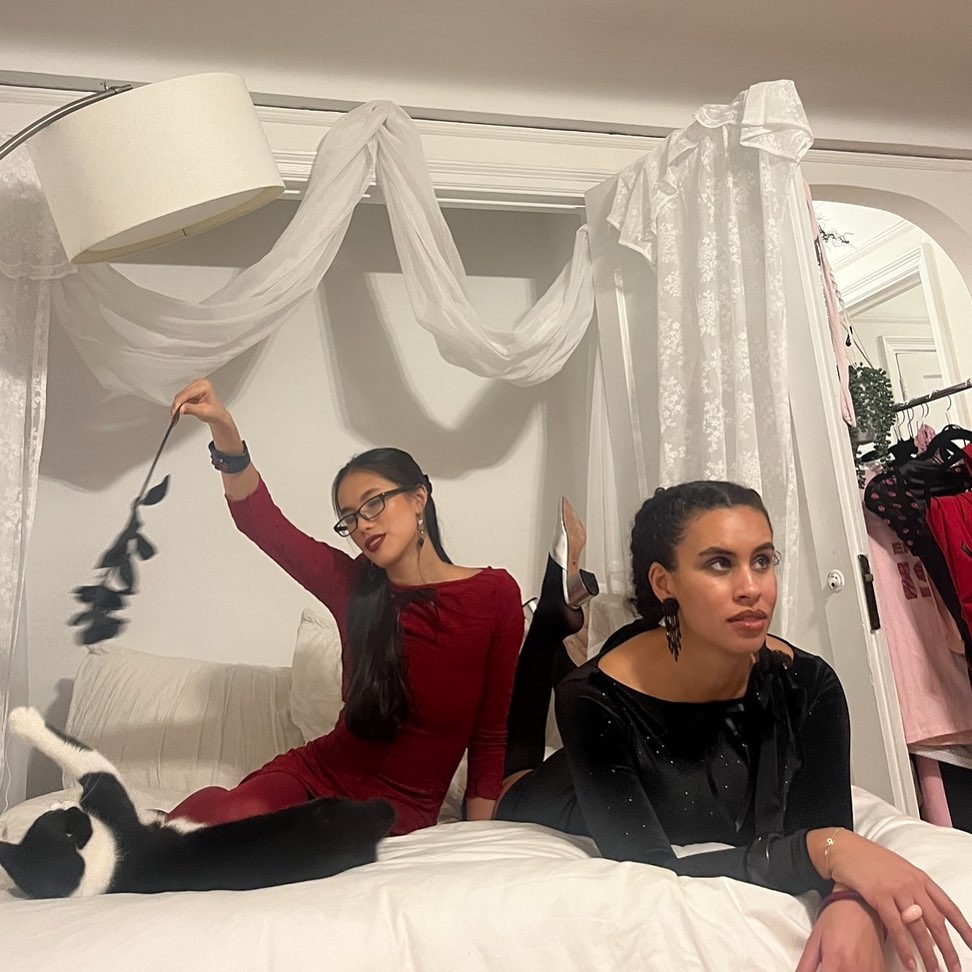 No slumber party is complete w/o a kitty (& Emerson Isa of course)

!New York, New York!
  @emersonisa