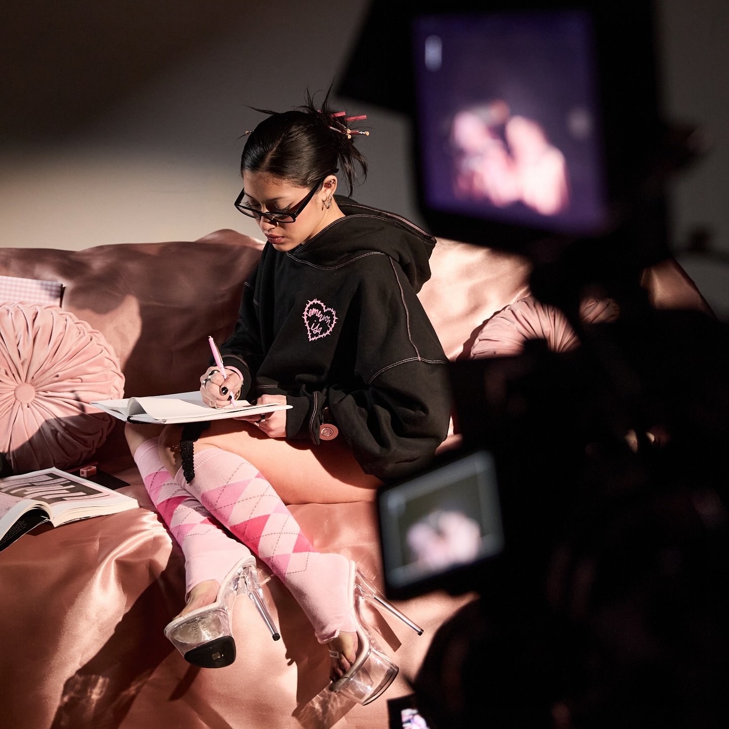 BTS in the Josie Sweatshirt 🖤
 @chelsea_marrin @rachelrubi @valentinobornancini @josienolann @julialonso.film  @emersonisa
