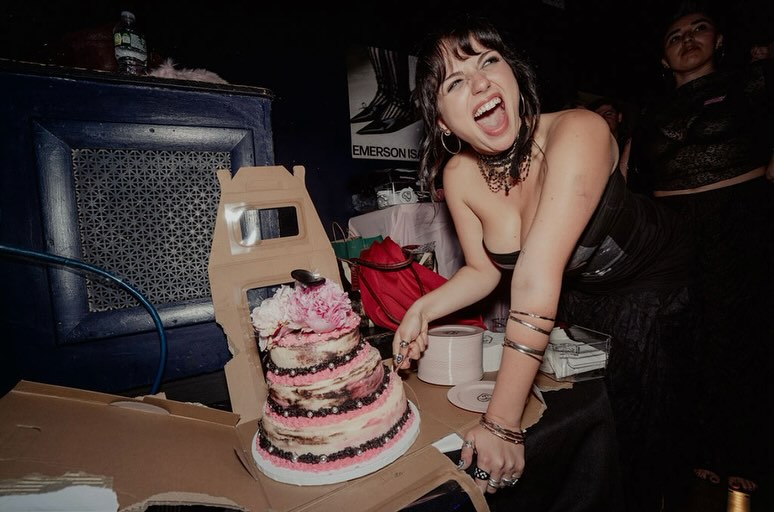 let them eat cake 🖤🎂

!PIANOS!<br> @emersonisa