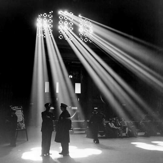 Chicago Union Station, 1943.
&copy; Jack Delano. https://t.co/KVrB0zl8gf

@RobertoDoCimbro