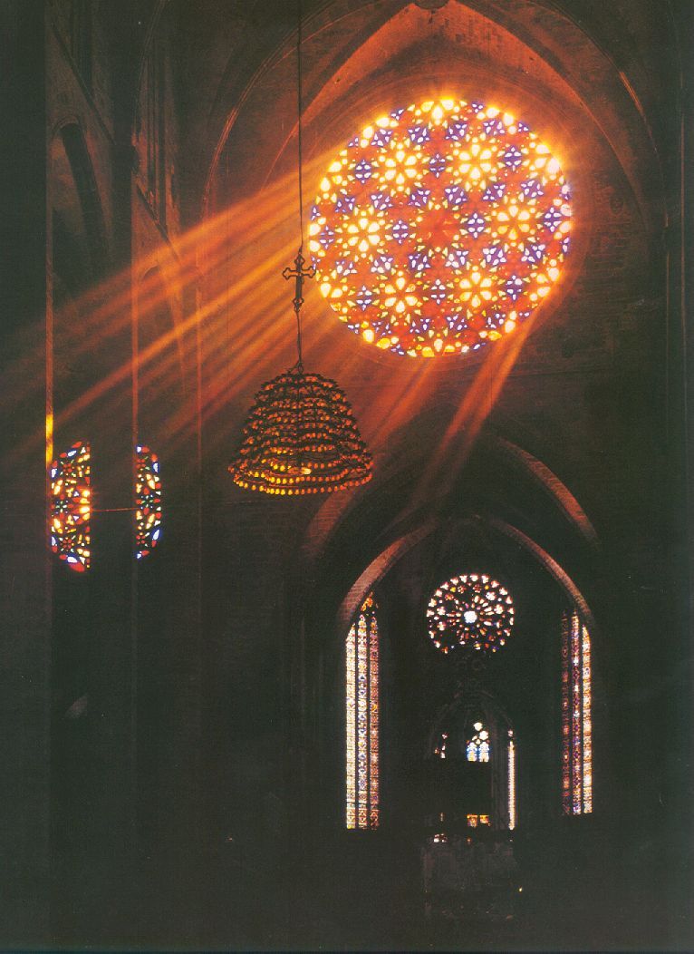 

Roosvensters hadden ook een diepere betekenis. De geboorte van het licht uit het donker. Met een schittering die wij anders alleen van edelstenen kennen, breken de kleuren stralend vanuit het donker door en openbaren ze hun innerlijk licht. Roosvensters vertellen het geheim, hoe je te midden van duisternis geheel van binnen uit kunt leven en stralen. De ramen zijn immers als een bloem afgebeeld met een kleine kern en ‘blaadjes’ die naar buiten openvouwen.

https://www.google.nl/blank.html