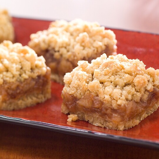 These fun and tasty apple 'n' oat squares are a yummy cross between date squares and apple crisp. These might just become a new family favourite! Find the recipe link in our bio. #loveONTfood #dessertfoodlandontario