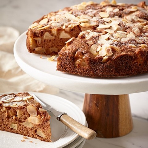 Ontario Apples take centre stage in this oh-so-delicious Apple Almond Rum Cake. This one bowl recipe is sure to make cleanup… a piece of cake🍎!
Go to the link in our bio to gear up for the holidays with this cozy treat! 
#loveONTfood
@ontarioapplesfoodlandontario
