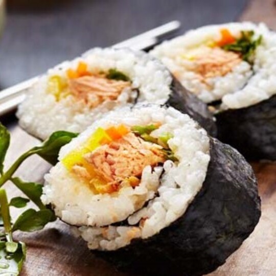 Grilled Trout and Vegetable Sushi Rolls showcase the wonderful pairing of Ontario Trout with Carrots and Greenhouse Peppers. Serve with a small dish of soya sauce and wasabi for added flavour. Substitute Ontario Watercress for Ontario Microgreens!
Click the link in our bio for the recipe!foodlandontario