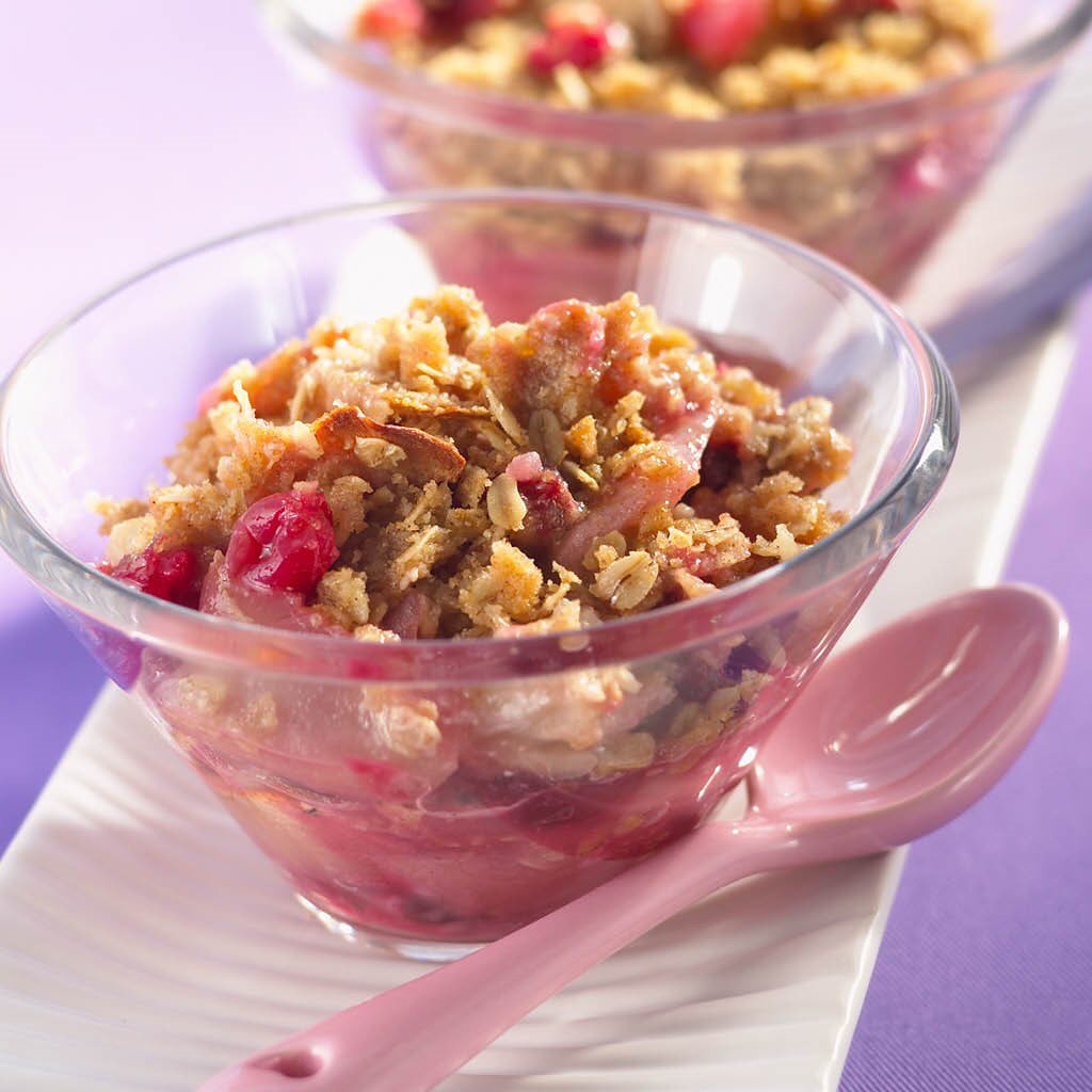 This Ontario Apple Cranberry Crisp is an easy to prepare dessert that is sure to become a family staple! For a little something extra, try serving with a scoop of vanilla frozen yogurt or ice cream. Find the recipe link in our bio. #loveONTfood #dessertfoodlandontario