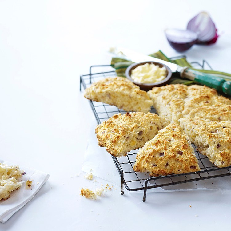 Quick and easy, these Savoury Onion Scones make the perfect sidekick for your favourite seasonal soups. Find the recipe link in our bio. #loveontfoodfoodlandontario