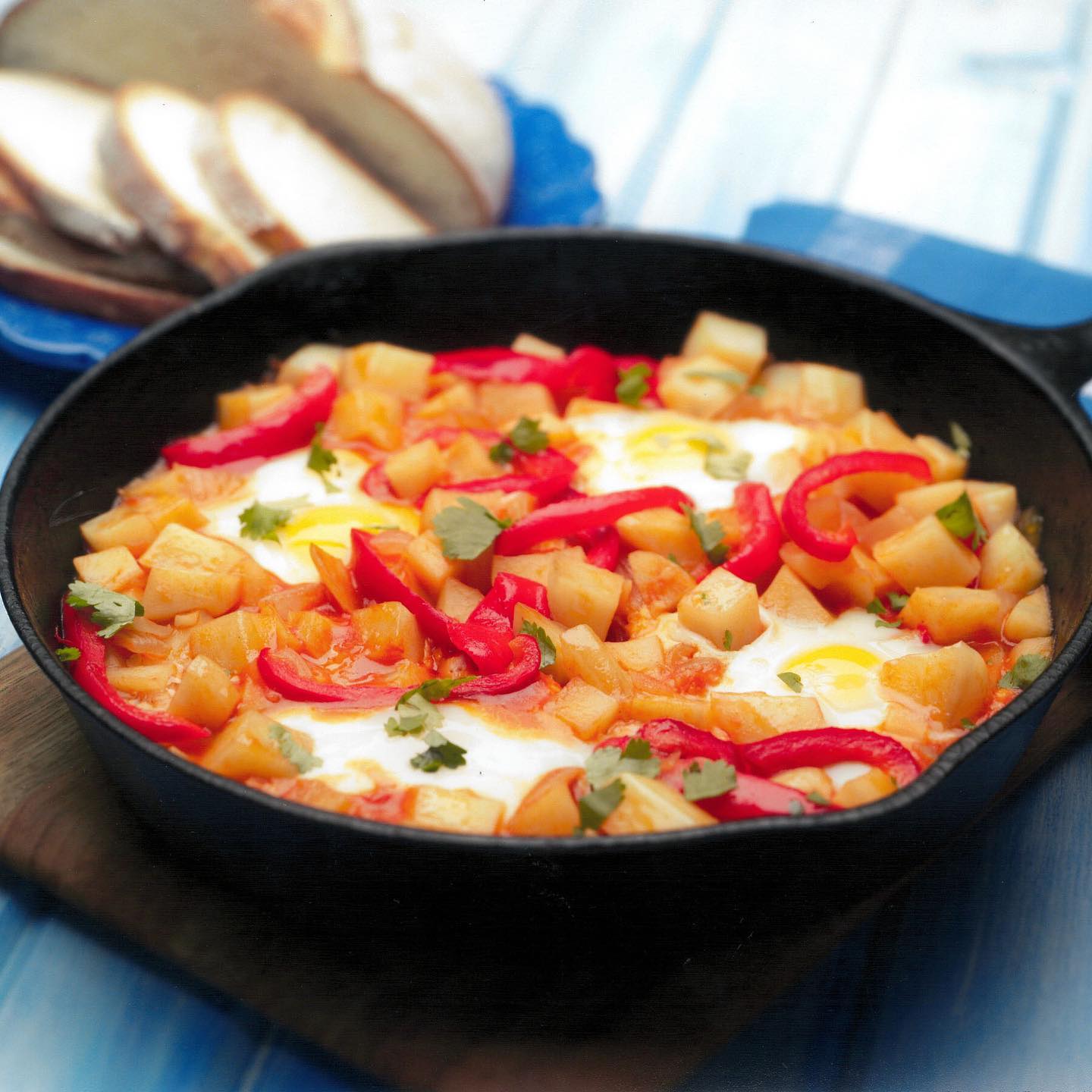 Perfect for brunch or a light supper, this spicy skillet of Ontario Eggs, Potatoes, and Greenhouse Peppers is sure to add some heat to any brisk winter's day! Find the recipe link in our bio. @eggfarmersont #loveONTfoodfoodlandontario