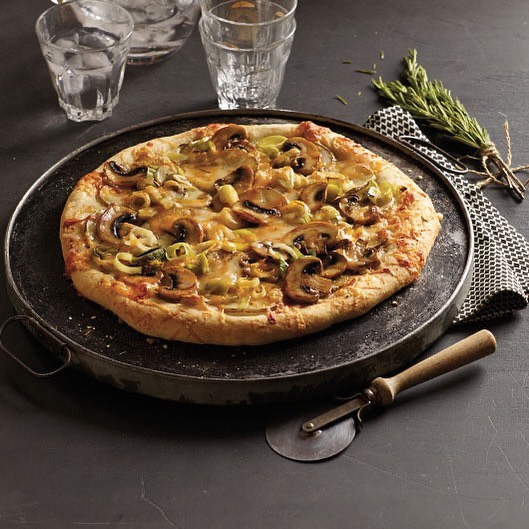 This Savoury Potato, Mushroom and Leek Pizza may sound suprising, but we have a feeling it might just become your new favourite! It also freezes well after cooking, so feel free to make a double batch for an easy dinner that your future self will thank you for. Find the recipe link in our bio. #loveONTfood #pizzafoodlandontario