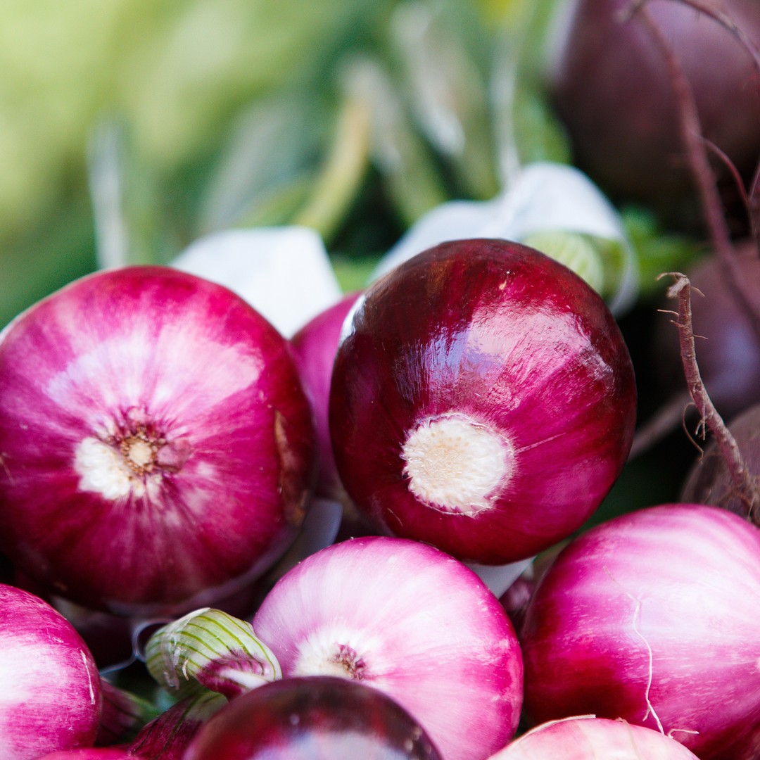 No need to cry! To prevent any tears when handling Ontario Red Onions, try peeling them under cold running water. Let us know what your "no tear" onion hacks are! #loveONTfood #foodhack #eatlocalfoodlandontario